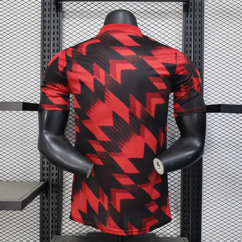 Maillot d'entraînement Manchester United 2025-26 Le 12 -ème Maillot, jersey sportif avec logo et design moderne visible sur l'image.