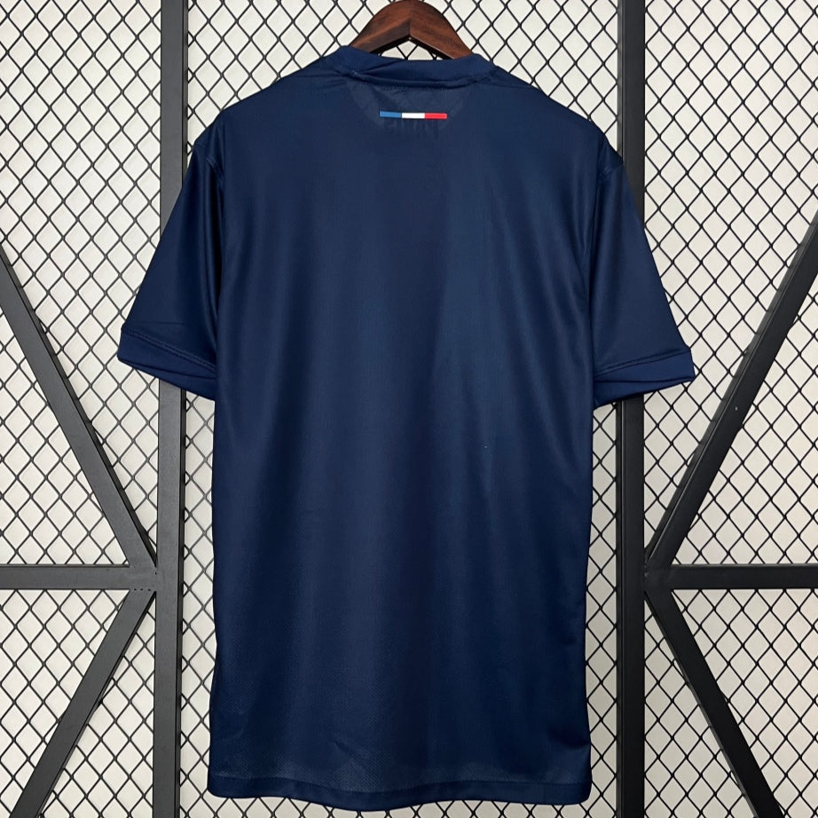 Maillot domicile PSG 24/25 Le 12 -ème Maillot, maillot de football bleu avec logo du club et détails rouges et blancs.