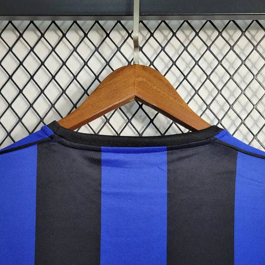 Maillot rétro Inter Milan 1999-2000, Le 12 -ème Maillot, maillot de football bleu avec logo du club et détails historiques.