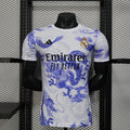 Maillot concept 2025-26 du Real Madrid, équipe de football, en bleu avec logo officiel, présenté par Le 12 -ème Maillot.