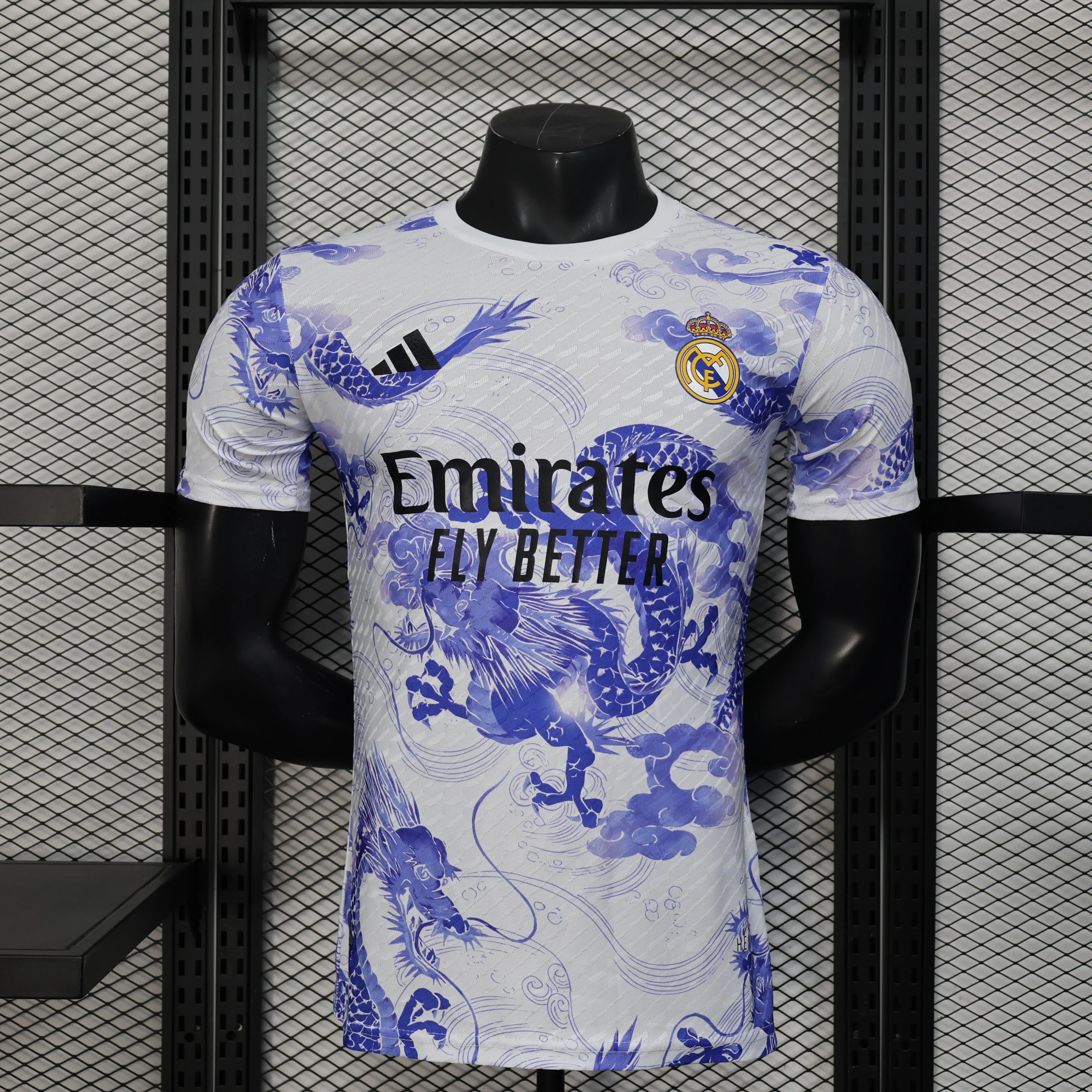 Maillot concept 2025-26 du Real Madrid, équipe de football, en bleu avec logo officiel, présenté par Le 12 -ème Maillot.