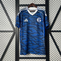 Maillot domicile Schalke 04 25/26 de Le 12, logo de l'équipe et design officiel visible sur le jersey blanc et bleu