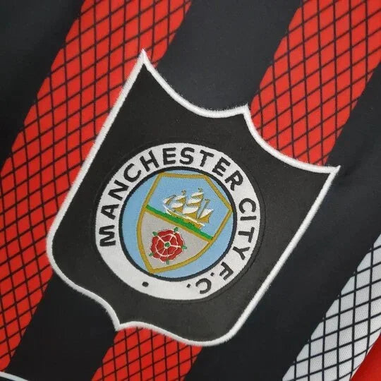 Maillot Manchester City Rétro 94/96 de Le 12 -ème Maillot, maillot de football vintage avec logo et couleurs classiques.