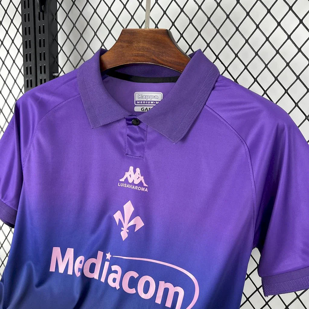 Maillot Fiorentina concept 2025-26 de Le 12 -ème Maillot, devant avec logo violet et détails modernes.