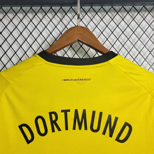 Maillot Dortmund 2023 2024 à manches longues de la marque Le 12 -ème Maillot, vue de face avec logo et détails de la tenue.