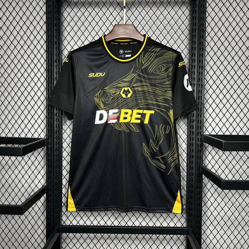 Maillot extérieur Wolves 2024-25, marque Le 12 -ème Maillot, en tissu avec logo et détails de l'équipe.