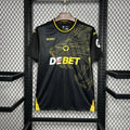 Maillot extérieur Wolves 2024-25, marque Le 12 -ème Maillot, en tissu avec logo et détails de l'équipe.