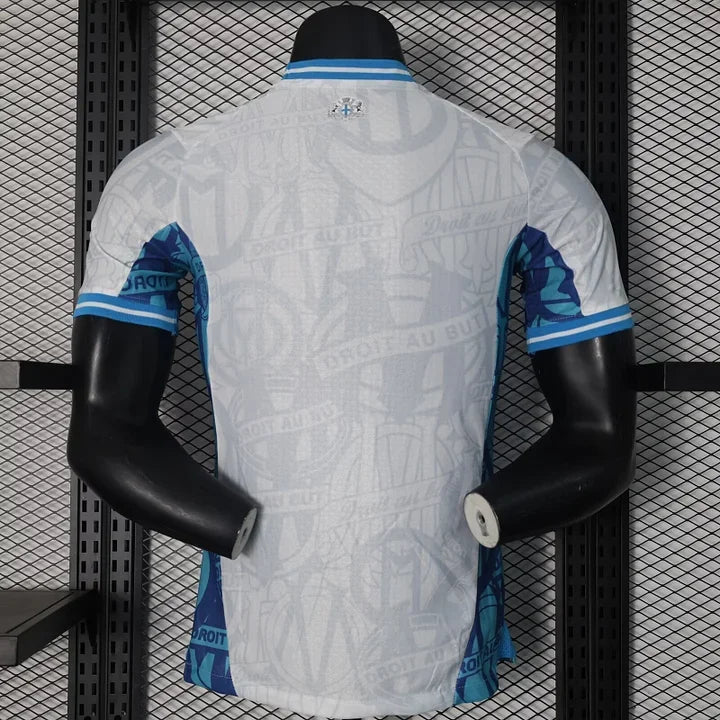 Maillot de football domicile Marseille OM 2024-2025, Le 12 -ème Maillot, devant avec logo et détails bleus et blanc