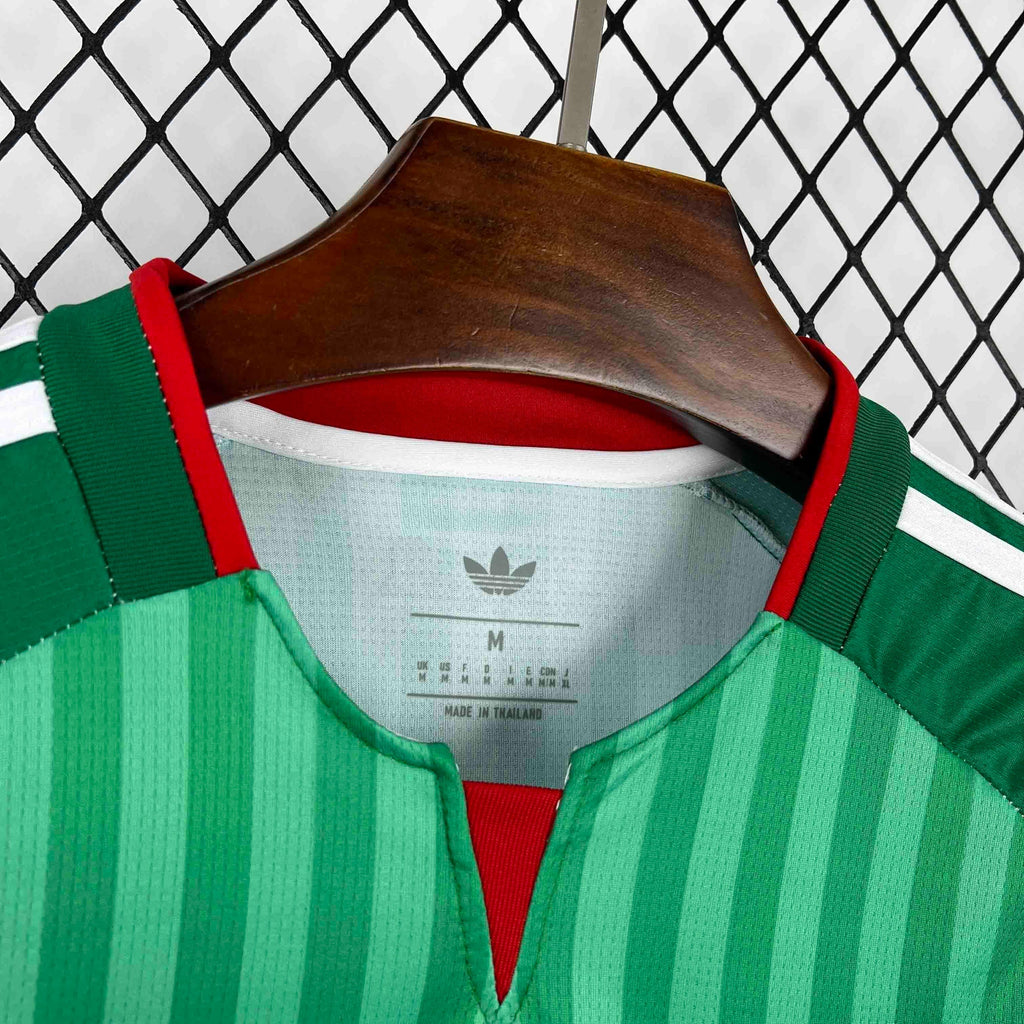 Maillot extérieur de l'Algérie pour la Coupe du Monde 2026, marque Le 12, avec logo et couleurs vertes et blanches.