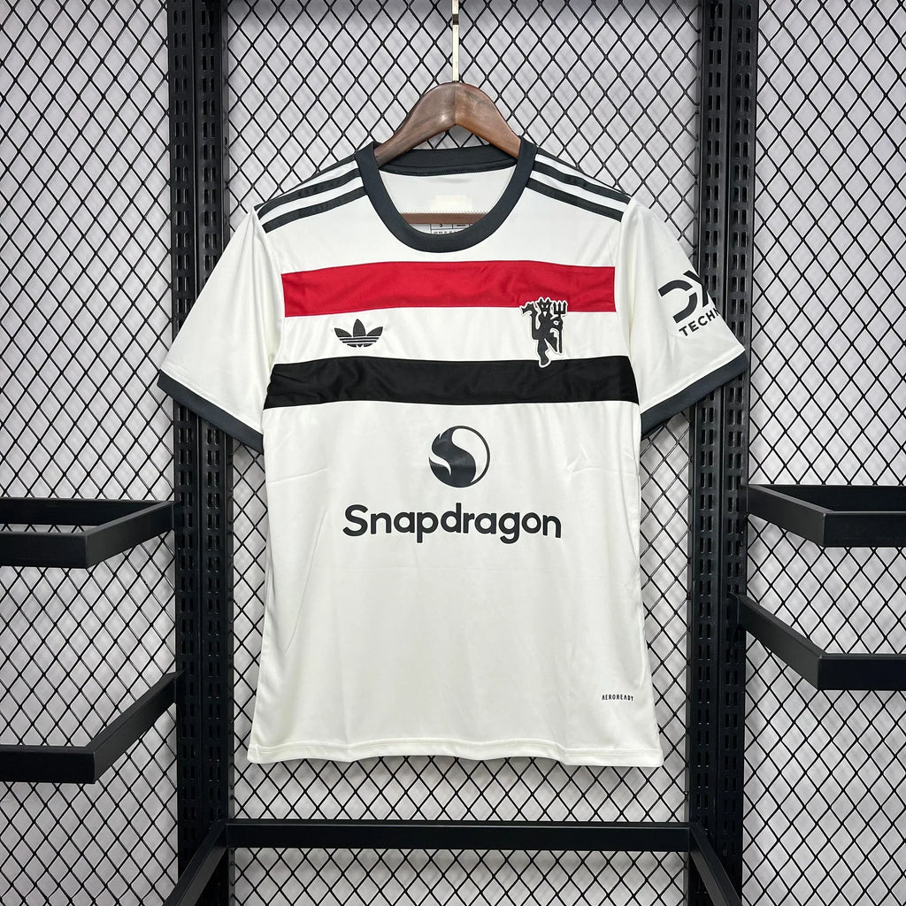Maillot third Manchester United 2024-2025 Le 12 -ème Maillot, maillot de football rouge avec logo et détails noirs.