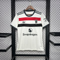 Maillot third Manchester United 2024-2025 Le 12 -ème Maillot, maillot de football rouge avec logo et détails noirs.