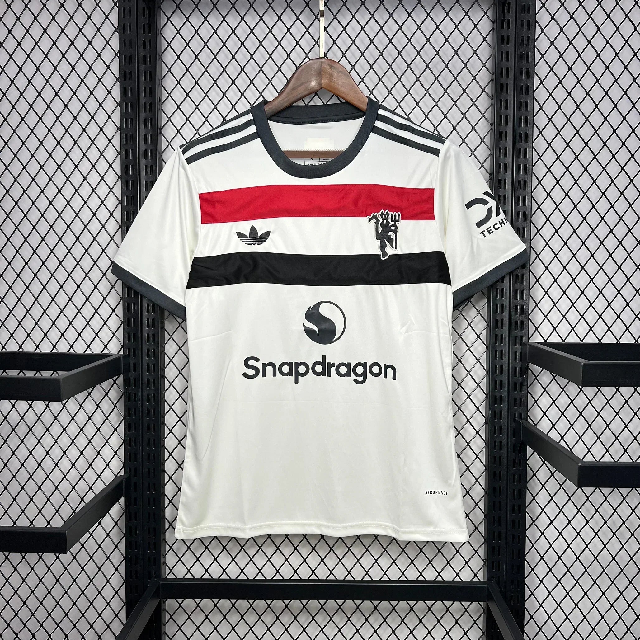 Maillot third Manchester United 2024-2025 Le 12 -ème Maillot, maillot de football rouge avec logo et détails noirs.