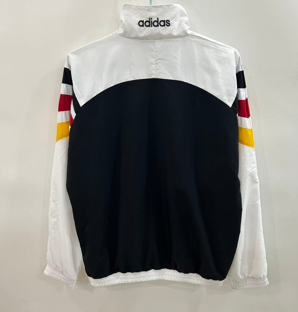 Veste coupe-vent réversible Le 12 -ème Maillot Allemagne blanche, légère et imperméable, portée sur mannequin.