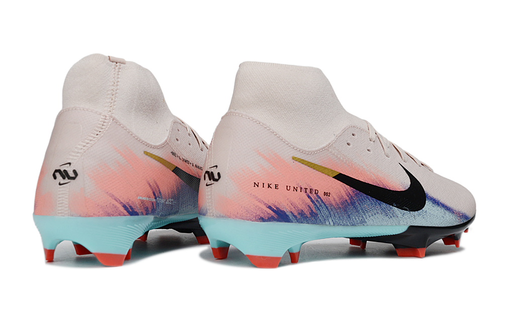 Crampons Mercurial Superfly 10 Academ de Le 12 -ème Maillot, vue en gros plan sur la semelle et les pointes.