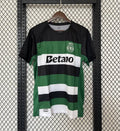 Maillot vert Sporting CP 24/25 Le 12 -ème Maillot, maillot de football avec logo et détails verts visibles.