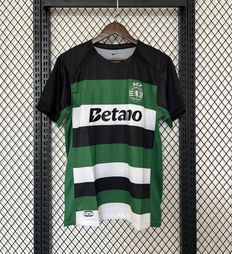 Maillot vert Sporting CP 24/25 Le 12 -ème Maillot, maillot de football avec logo et détails verts visibles.