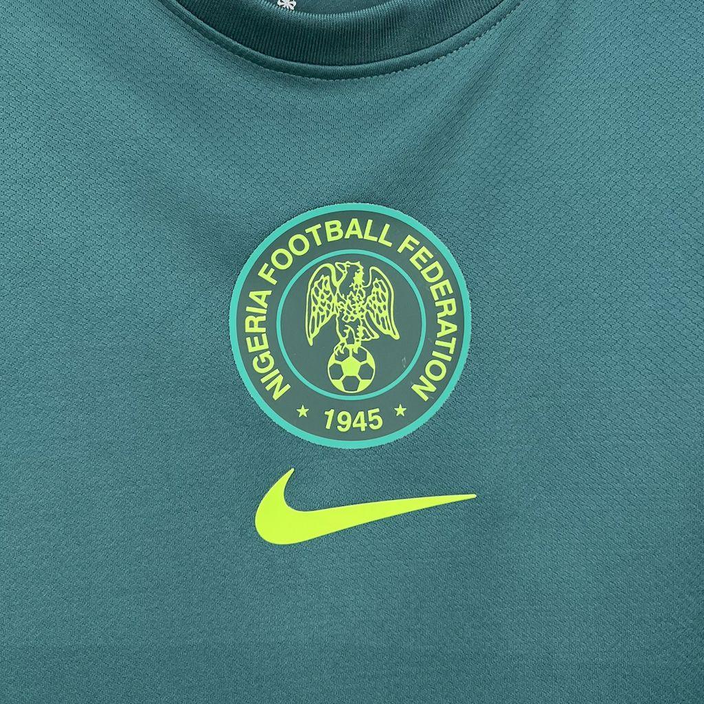 Maillot extérieur du Nigeria 2025-26 de Le 12 -ème Maillot, vue de face avec logo et design coloré.