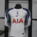 Maillot Tottenham à manches longues 2025-26 de Le 12 -ème Maillot, tissu bleu avec logo et détails de l'équipe.