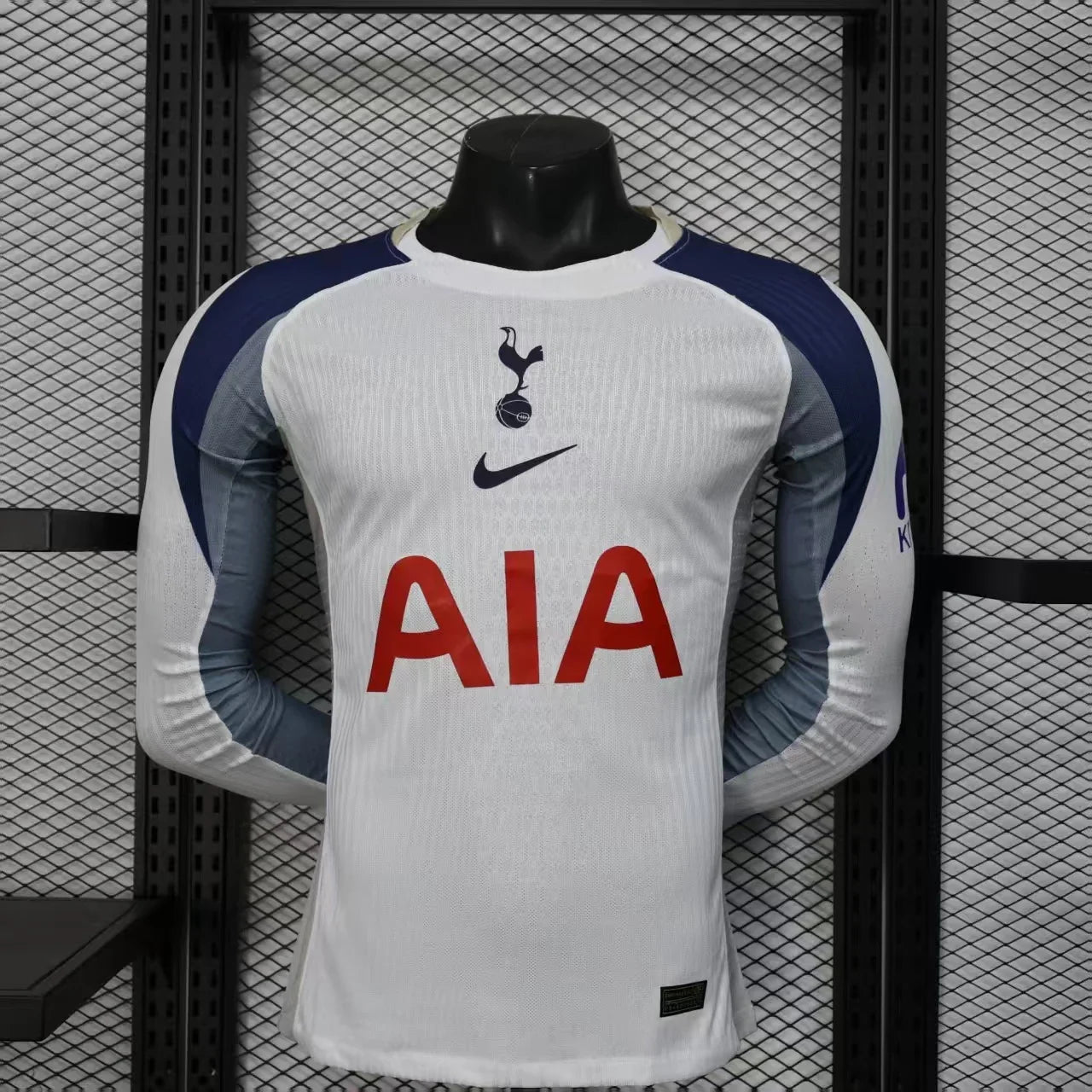 Maillot Tottenham à manches longues 2025-26 de Le 12 -ème Maillot, tissu bleu avec logo et détails de l'équipe.