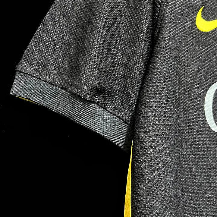 Maillot rétro FC Barcelone 2013-2014 de la marque Le 12 -ème Maillot, vue du devant, avec les couleurs traditionnelles blaugrana.