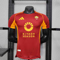 Maillot de football Roma 2025-26 de la marque Le 12-ème Maillot, vue frontale avec logo et détails du design.