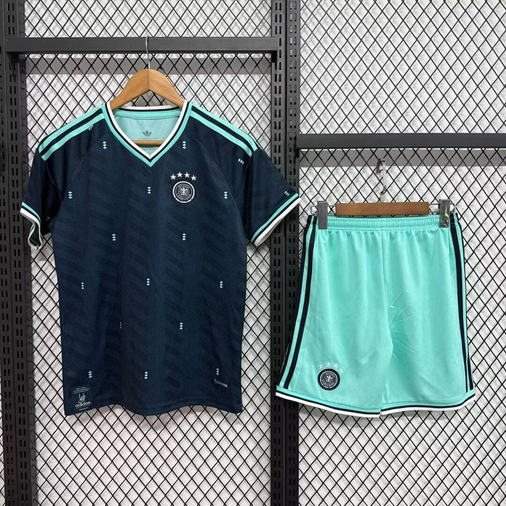 Ensemble extérieur pour adulte 25/26 Allemagne, maillot Le 12 -ème Maillot, vue de l'ensemble porté en extérieur.