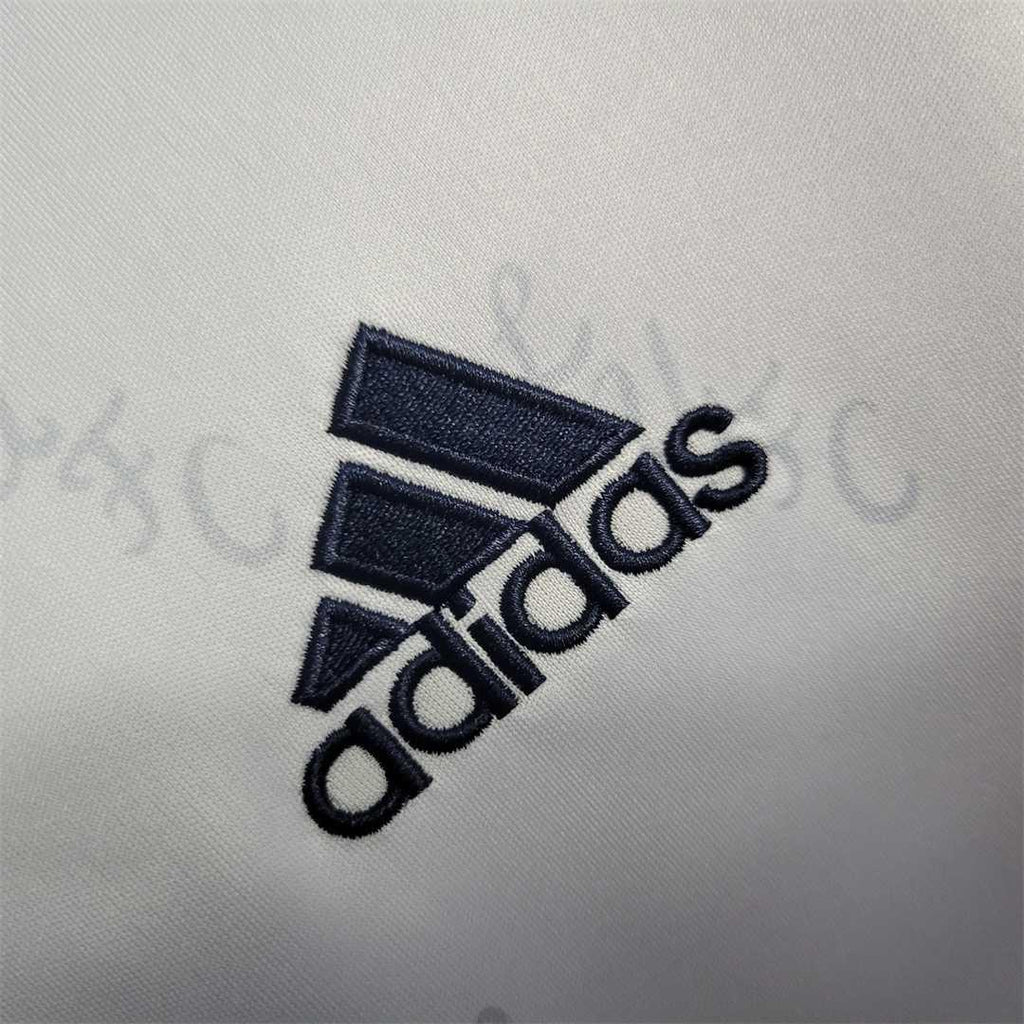 Maillot Leeds United 2022-23 de la marque Le 12-ème, vue de face, avec logo et détails de l'équipe.
