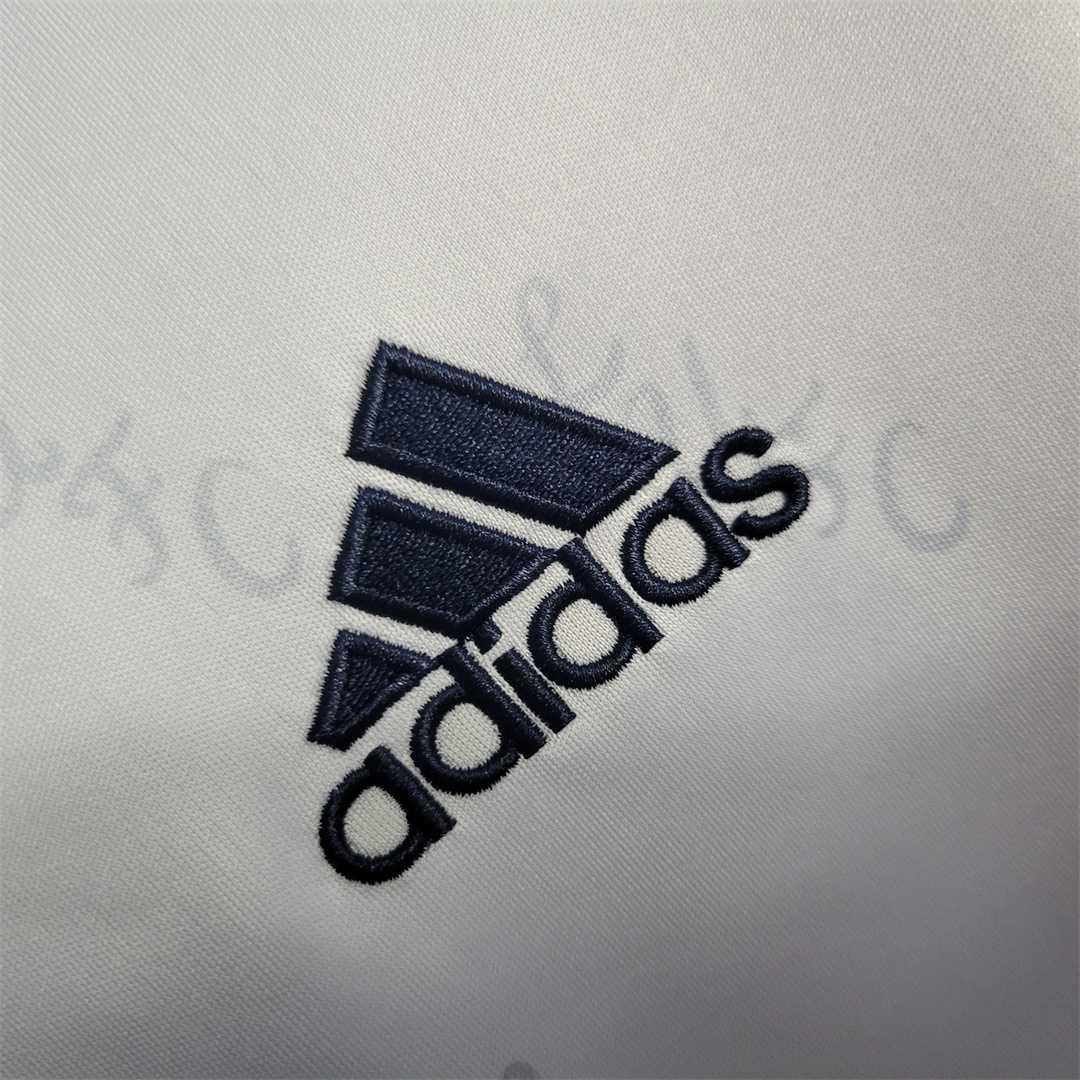 Maillot Leeds United 2022-23 de la marque Le 12-ème, vue de face, avec logo et détails de l'équipe.