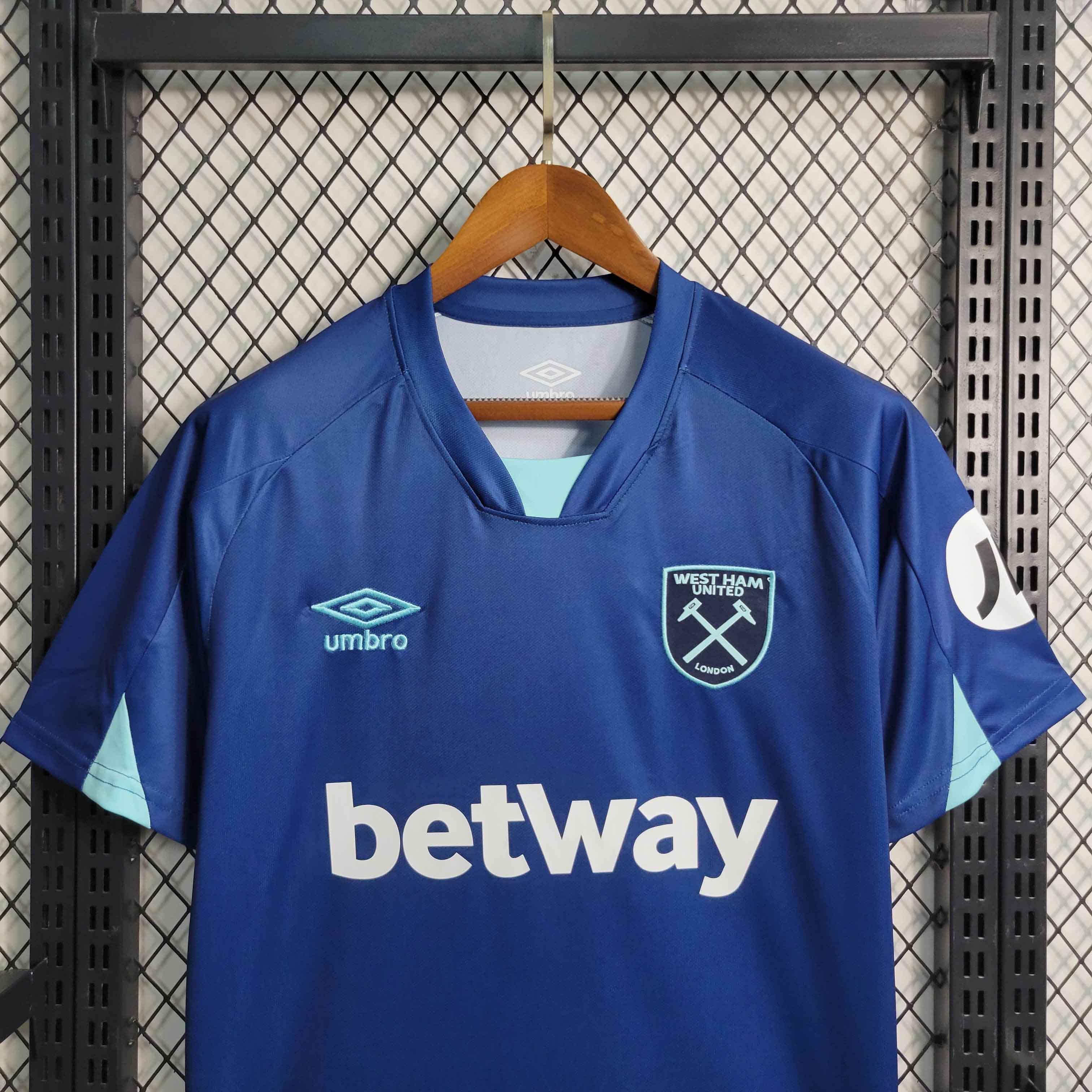 Maillot extérieur West Ham United 2023-24 de la marque Le 12-ème Maillot, vue frontale avec logo et détails du maillot.
