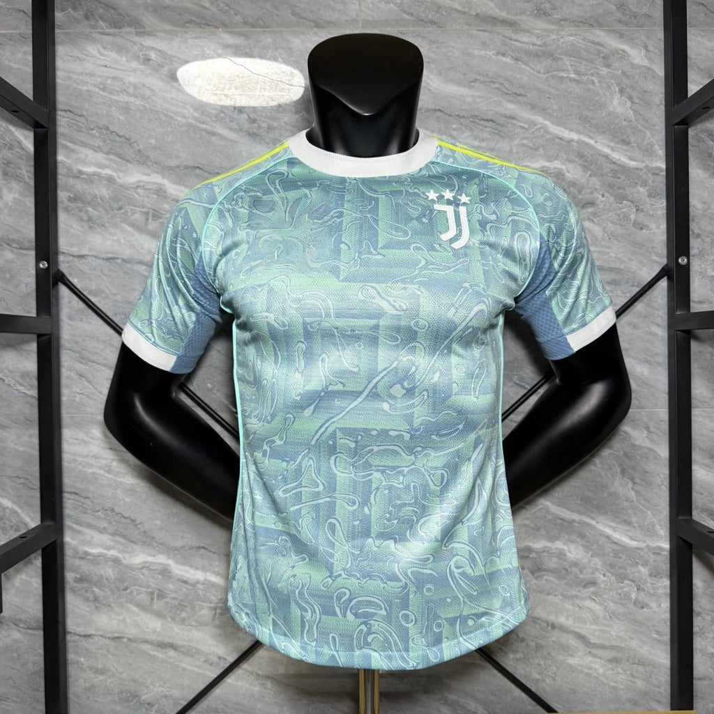 Maillot extérieur Juventus 25/26 pour joueur, marque Le 12 -ème Maillot, en tissu bleu avec logo et détails de l'équipe.