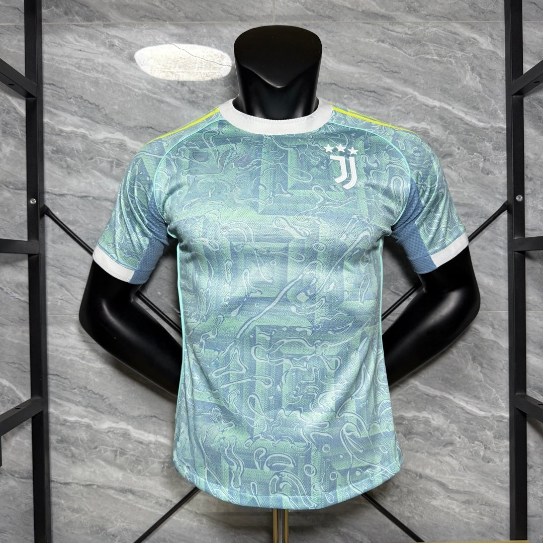 Maillot extérieur Juventus 25/26 pour joueur, marque Le 12 -ème Maillot, en tissu bleu avec logo et détails de l'équipe.