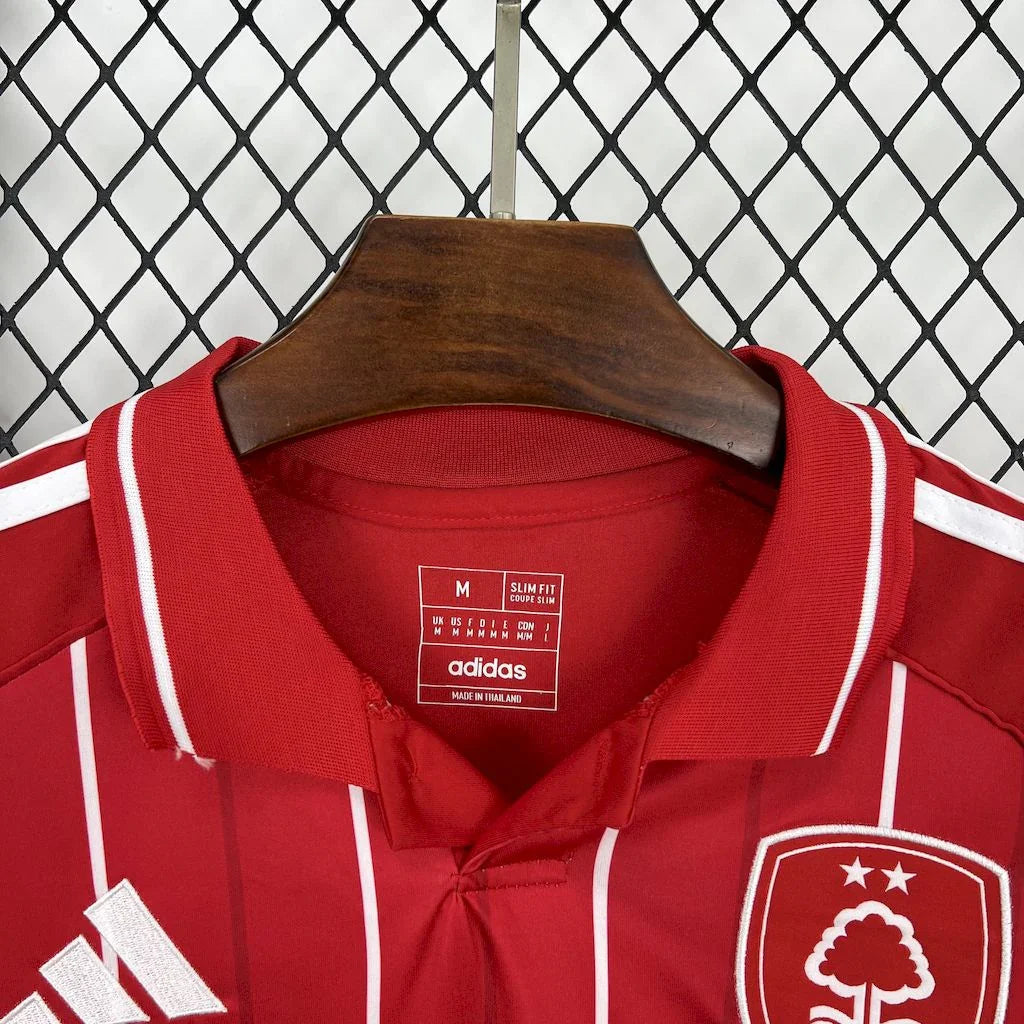 Maillot Nottingham Forest 2025-26 de Le 12 -ème Maillot, maillot de football avec logo et design officiel.