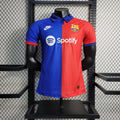 Maillot domicile FC Barcelone 2023 2024 Le 12-ème Maillot, maillot de football avec logo Blaugrana et détails de l'équipe.