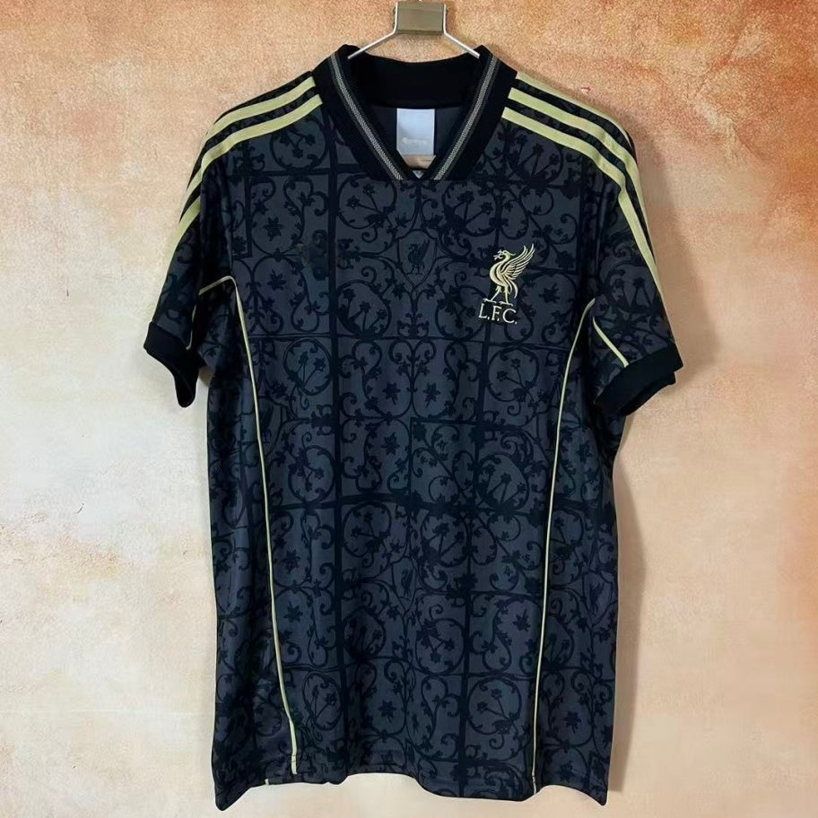 Maillot Liverpool 25/26 Le 12 -ème Maillot, noir, pour enfants, vue de face avec logo et détails du design noir.
