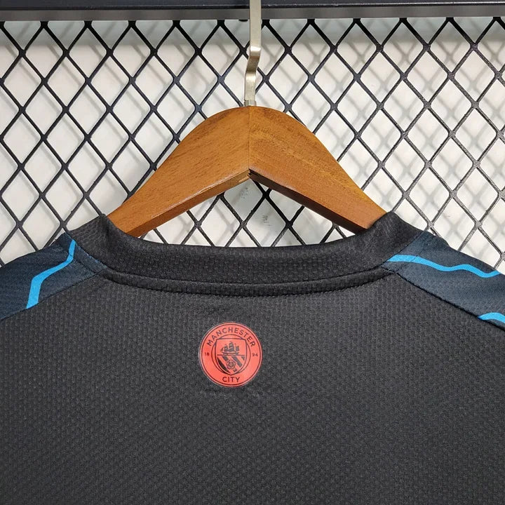 Maillot Manchester City saison 2023-2024 édition spéciale, marque Le 12 -ème Maillot, vue de face avec logo et détails du design