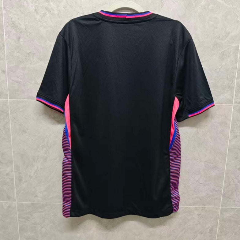 Maillot de football 24/25 Barcelone Le 12 -ème Maillot, design spécial R, vue front avec logo et couleurs traditionnelles blaugrana