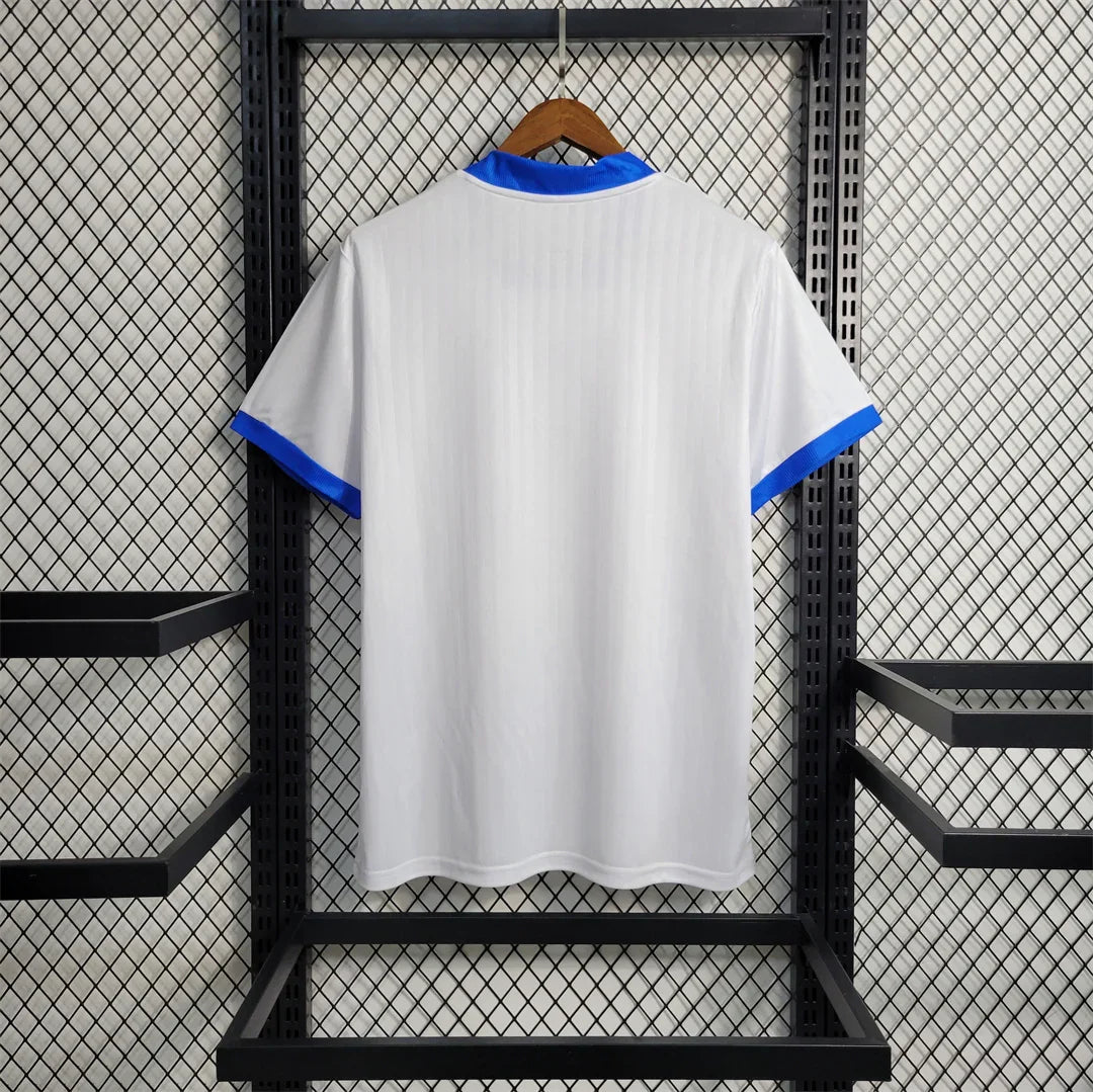 Maillot Leeds United 2024-25 Le 12 -ème Maillot, maillot de football blanc avec logo de Leeds United et détails en bleu.