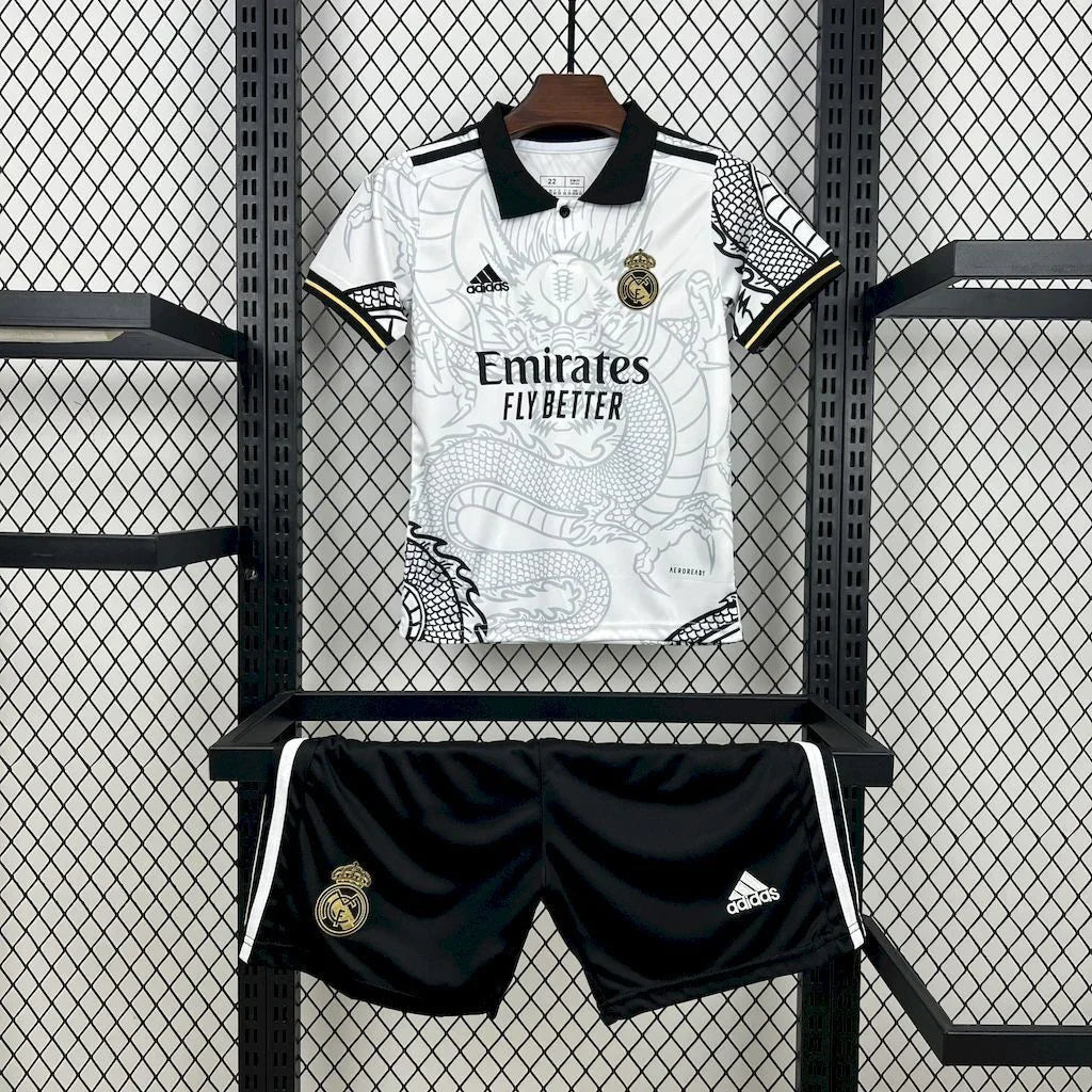 Maillot enfant Real Madrid concept 2022-23, kit officiel de l'équipe de football, avec logo et design moderne.
