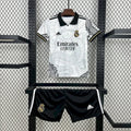 Maillot enfant Real Madrid concept 2022-23, kit officiel de l'équipe de football, avec logo et design moderne.