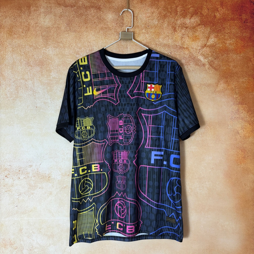 Maillot 25/26 Barcelone coloré de la marque Le 12 -ème Maillot, vue de face avec motifs vifs et logo du club.