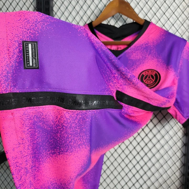 Maillot Paris Saint-Germain saison 2020-21 édition spéciale rose, Le 12 -ème Maillot, vue de face avec logo et motifs roses.