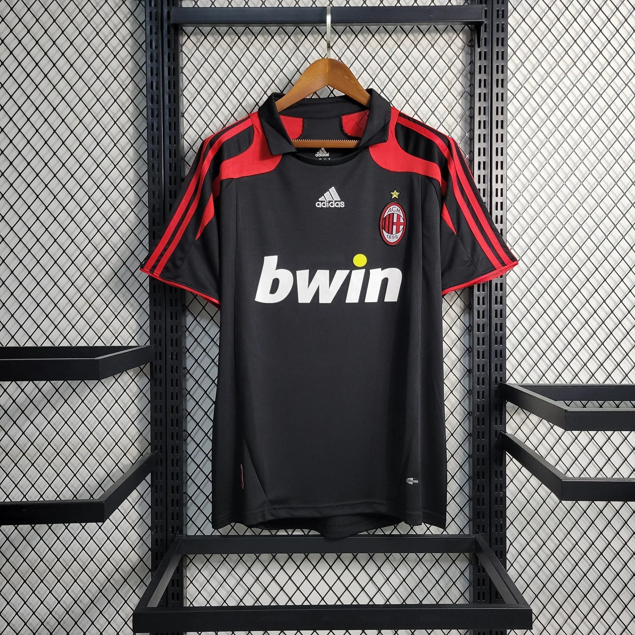 Maillot rétro AC Milan 2007-2008 Le 12 -ème Maillot, maillot de football en polyester avec logo et sponsors visibles.