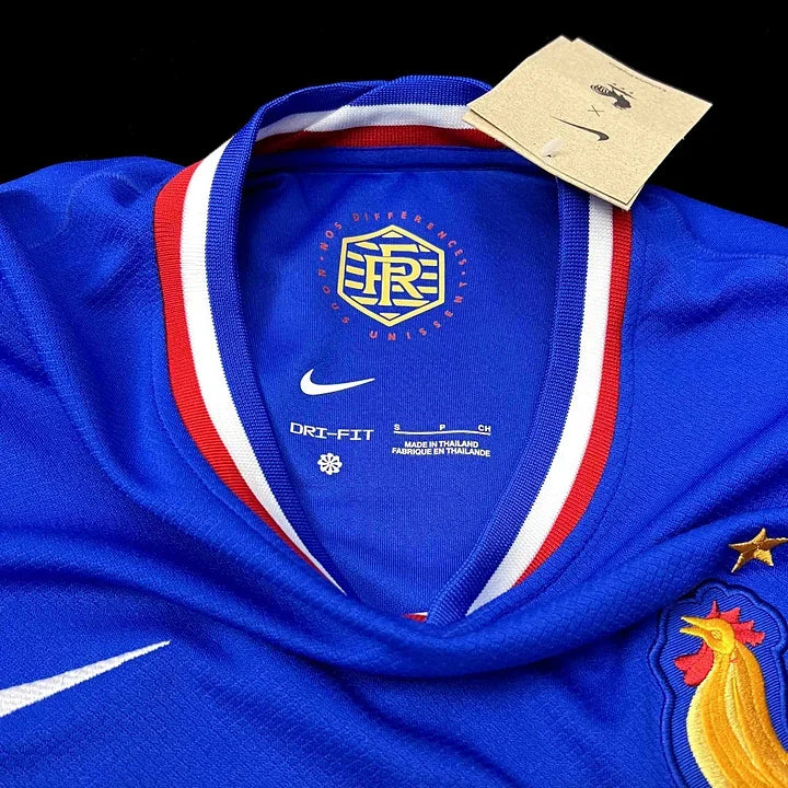 Maillot domicile de l'équipe de France de football 2024-2025, marque Le 12, avec logo et design officiel Euro 2024.