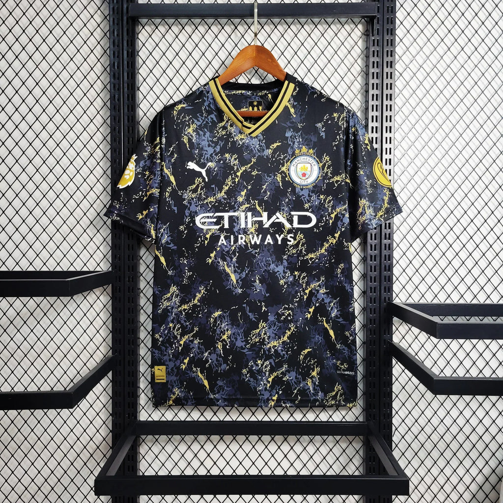 Maillot Manchester City saison 2023-2024 édition spéciale de Le 12 -ème Maillot, vue de face avec logo et design distinctif.