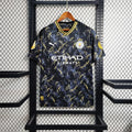 Maillot Manchester City saison 2023-2024 édition spéciale de Le 12 -ème Maillot, vue de face avec logo et design distinctif.