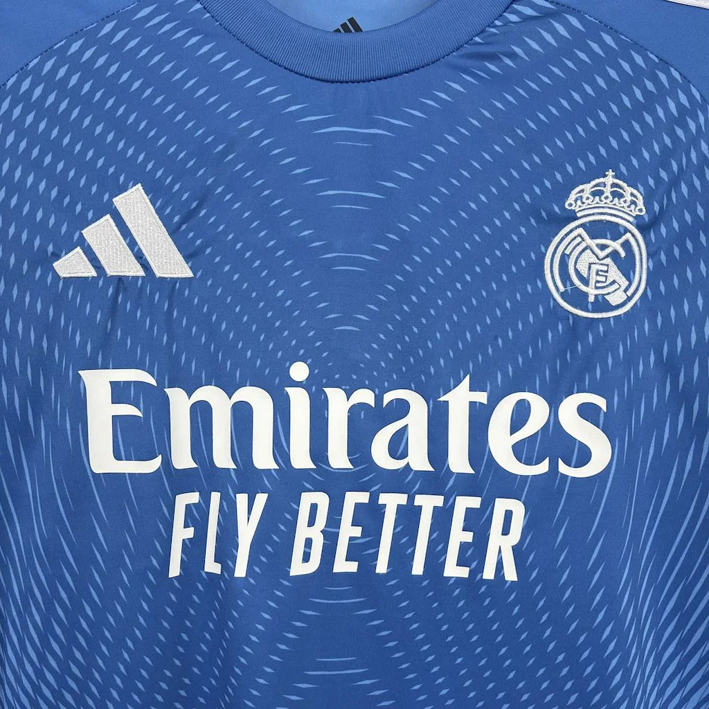 Maillot concept Real Madrid 2025-26, maillot de football Le 12 -ème Maillot, design innovant avec logo et détails du club.