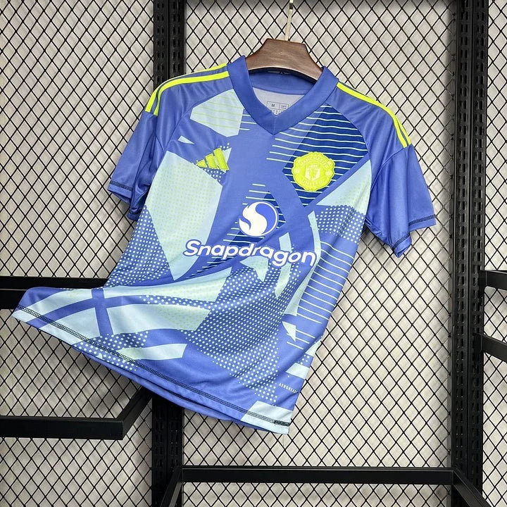 Maillot gardien Manchester United 2024-2025 Le 12-ème Maillot, maillot de football pour gardien avec logo et détails de l'équipe.