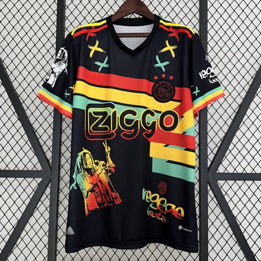 Maillot de football AJAX 23/24 Le 12 -ème Maillot, maillot spécial avec logo et design de l'équipe sur le tissu blanc et rouge.