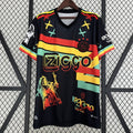 Maillot de football AJAX 23/24 Le 12 -ème Maillot, maillot spécial avec logo et design de l'équipe sur le tissu blanc et rouge.