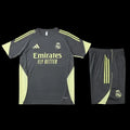 Maillot Real Madrid en ensemble, fabriqué par Le 12 -ème Maillot, avec le logo du club et les détails du design sur le tissu.